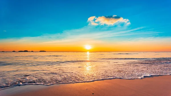 Verbazingwekkend Strand Zonsondergang Prachtig Landschap Van Oceaan Zomer Tijd Zonsondergang — Stockfoto