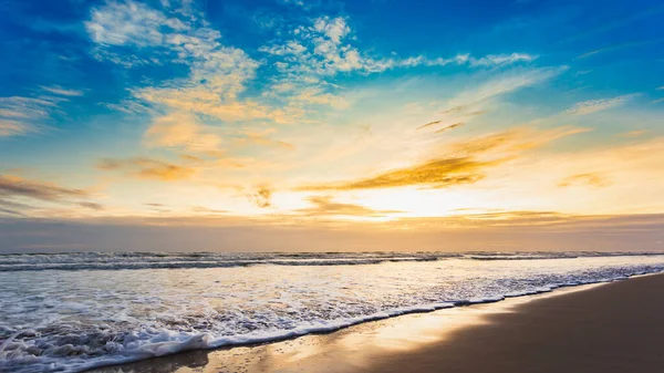 Praia Incrível Por Sol Paisagem Bonita Oceano Hora Verão Por — Fotografia de Stock