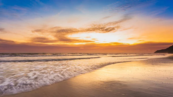 Increíble Puesta Sol Playa Hermoso Paisaje Del Océano Hora Verano —  Fotos de Stock