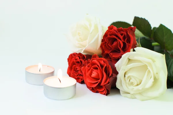 Kırmızı mum ile gül buket