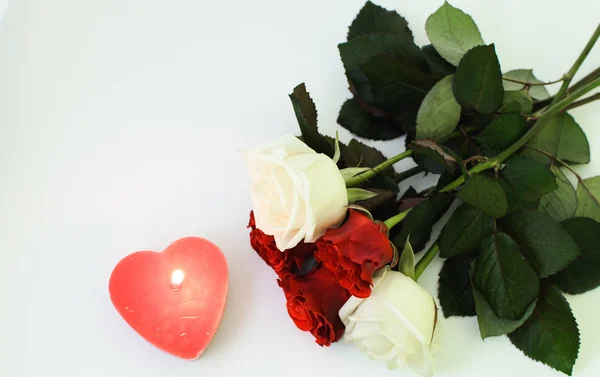 Kırmızı mum ile gül buket