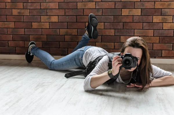 Lachende meisje het nemen van foto met dslr camera Stockfoto