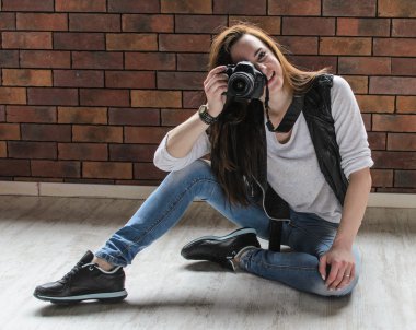 gülümseyen kız dslr fotoğraf makinesi ile fotoğraf çekme