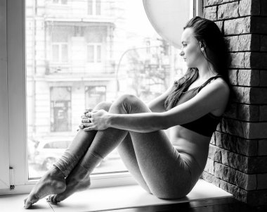 siyah ve beyaz siluet penceresinde güzel kızın