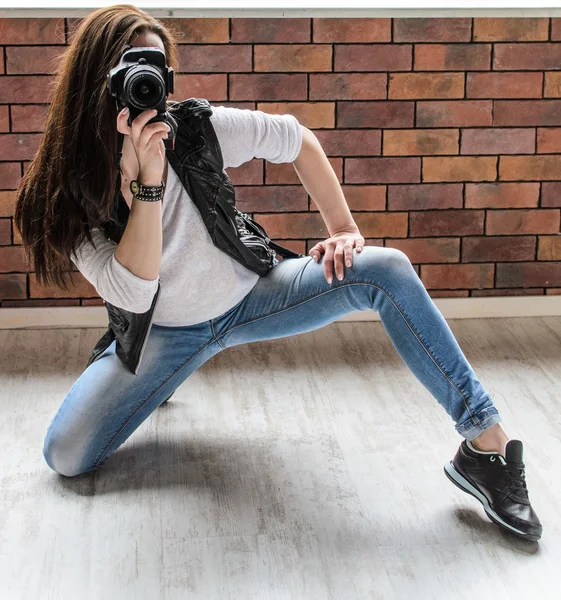 Smiling girl taking photo with dslr camera — Stock Photo, Image