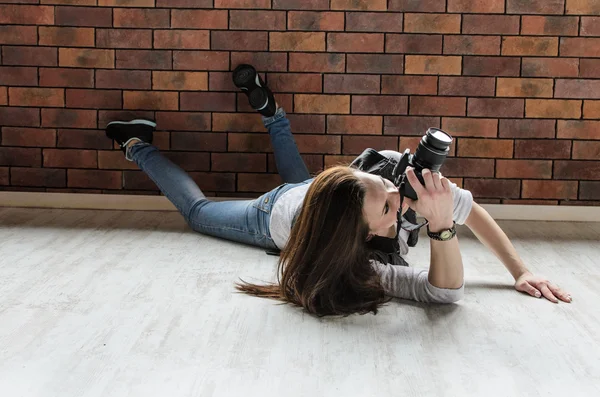 Menina sorrindo tirar foto com dslr câmera Imagens De Bancos De Imagens