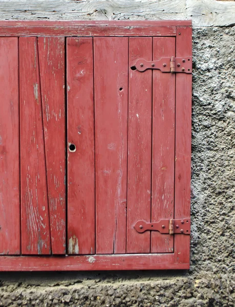 Antik Bina üzerinde kırmızı pencere Panjur