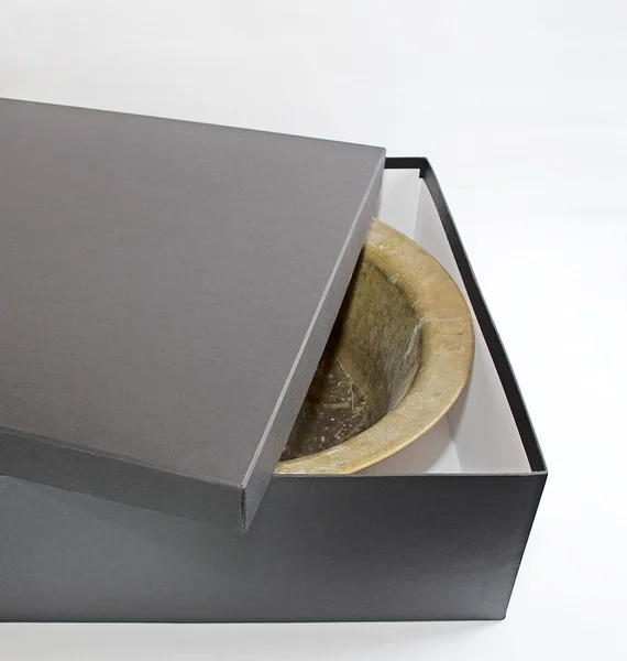 Старая винтажная круглая сковорода изолирована в черном ящике — стоковое фото