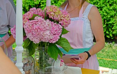 Masaya Pembe çiçek