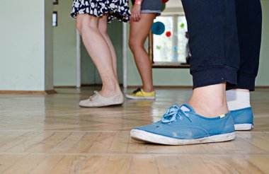 Eğitim için bekleyen yaralı swing lindy hop dansçı