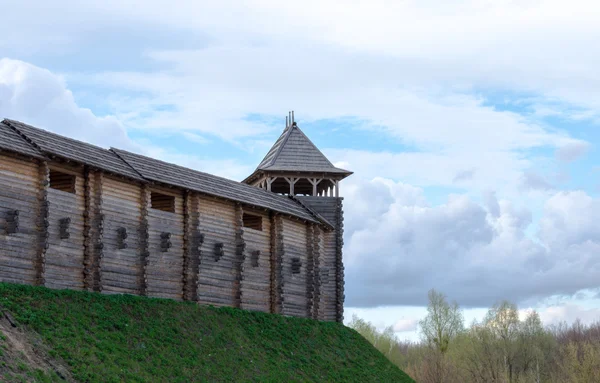 Yeşil tepe üzerinde antik tahta kale