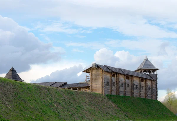 Yeşil tepe üzerinde antik tahta kale
