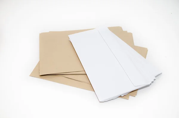 İzole kahverengi ve beyaz zarfları