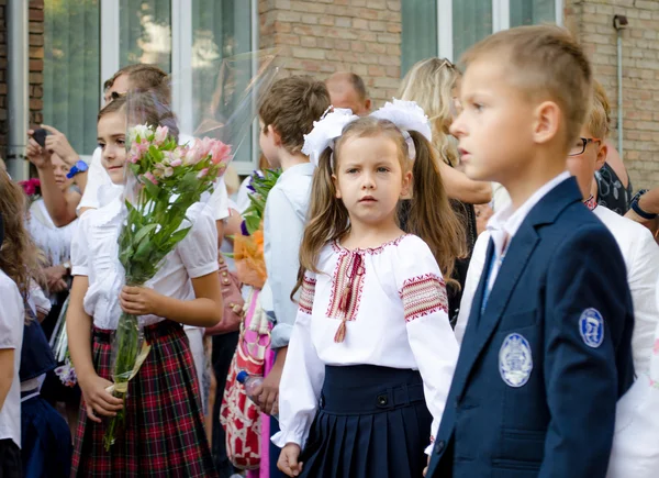 Septiembre 1 en la escuela ucraniana . — Foto de Stock