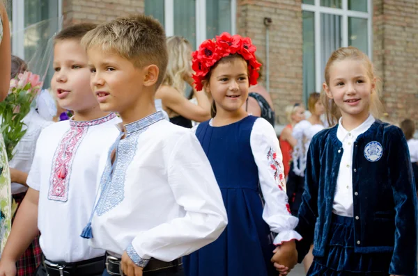 1 września w szkole ukraińskiej. — Zdjęcie stockowe