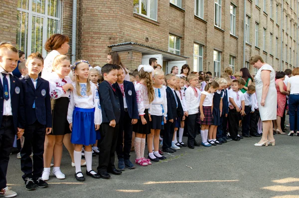 1. September in der ukrainischen Schule. — Stockfoto