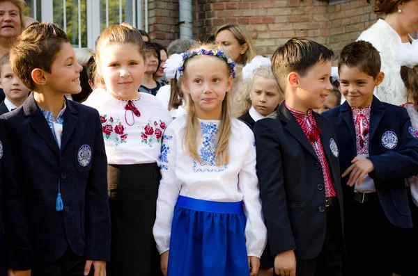 1. September in der ukrainischen Schule. — Stockfoto