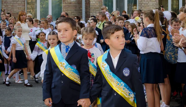 Septiembre 1 en la escuela ucraniana . — Foto de Stock
