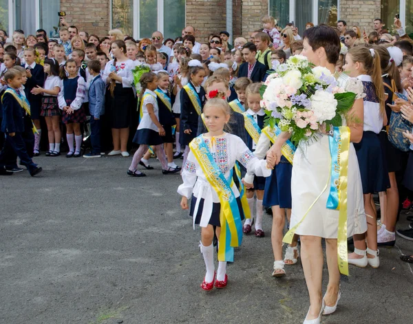 1 septembrie în școala ucraineană . — Fotografie, imagine de stoc