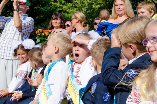 1. September in der ukrainischen Schule. — Stockfoto