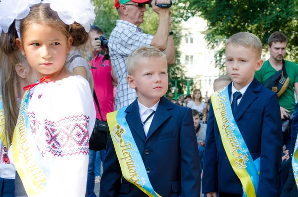 Syyskuu 1 Ukrainan koulussa . — kuvapankkivalokuva