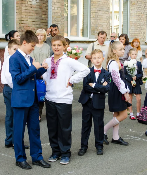 1 september i ukrainska skolan. Royaltyfria Stockfoton