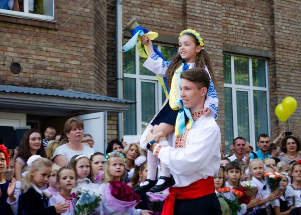 1 september i ukrainska skolan. Royaltyfria Stockbilder