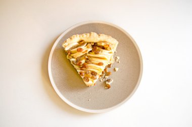 Dilim taze pişmiş rustik elma pasta kuru üzüm ile