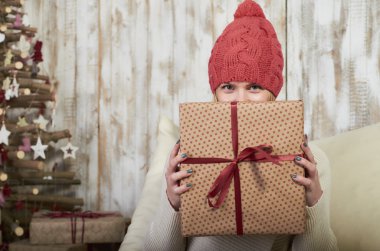 Kırmızı şapkalı onu pencere mevcut tutan genç kadın