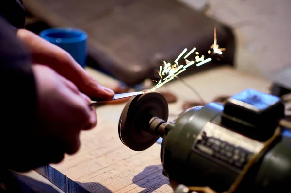 İşçi atölye taşlama, çelik çubuk ile aşındırıcı disk