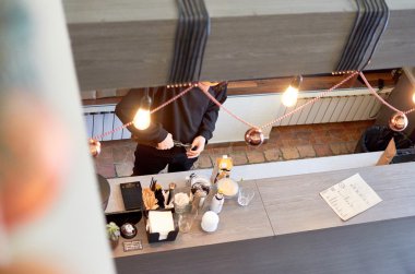 Kahve dükkanı iç. Bar kurulu üstten görünüm
