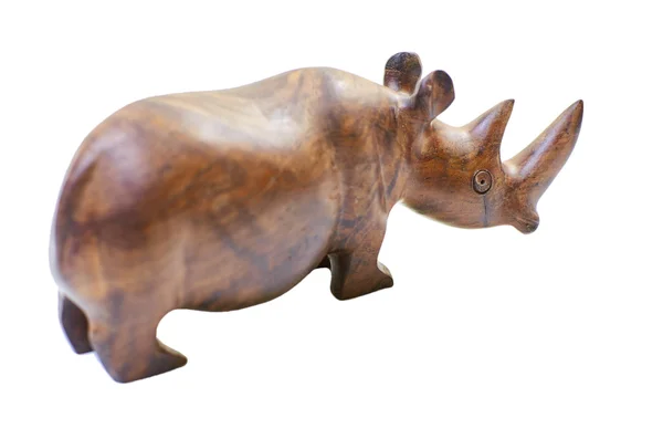 Neushoorn rhino sculptuur gemaakt van gesneden bruin hout geïsoleerd — Stockfoto