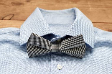 papyon yakın çekim ile mavi gömlek