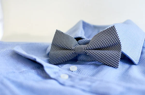 Chemise bleue avec nœud papillon close-up — Photo