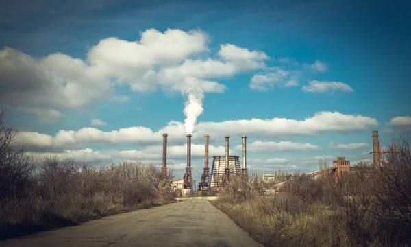 Забруднення атмосфери. Місто жовтих водах, Україна — стокове фото