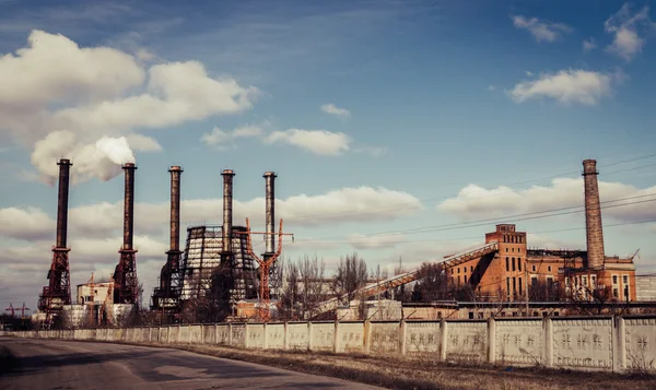 Harmful emissions into the atmosphere. Dangerous production — Stock Photo, Image