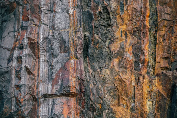 Block av granit med venerna av järnmalm — Stockfoto