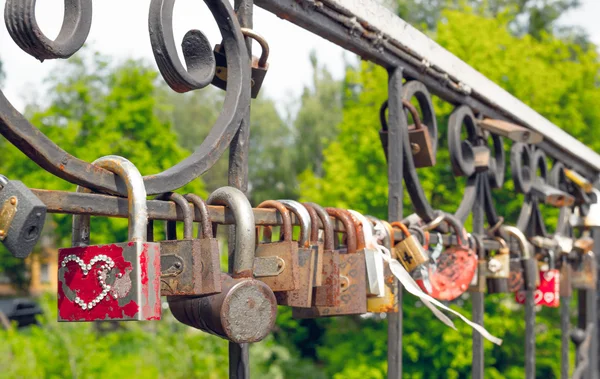 Cerraduras en el puente de los amantes — Foto de Stock