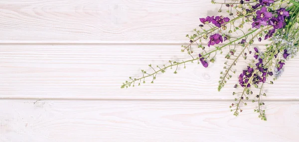 Fondo in legno con bouquet di orchidee selvatiche — Foto Stock