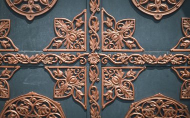 Gotik Ferforje süsleme. Vintage zırhlı kale kapı