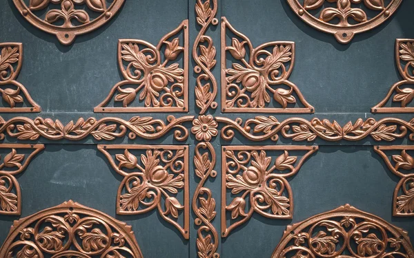 Ornamento de ferro forjado gótico. Vintage blindado porta fortaleza — Fotografia de Stock