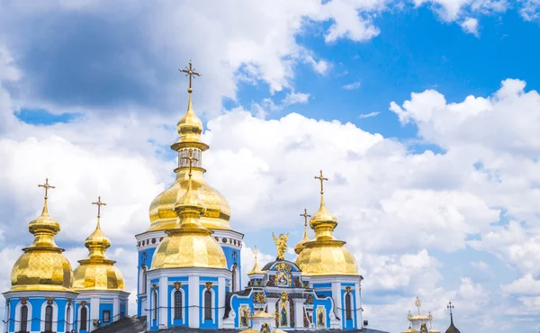 Cúpulas douradas do mosteiro de São Miguel no fundo do céu azul brilhante. Uma amostra da arquitetura de Kievan Rus — Fotografia de Stock