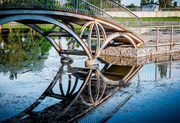 Reflexão da ponte do arco no rio — Fotografia de Stock