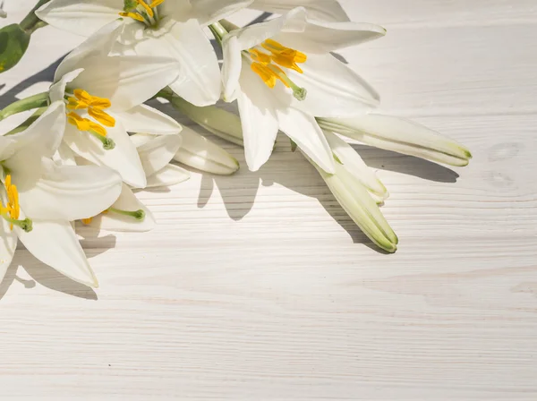 Hochzeitskarte. Lilien auf weißem Holz Hintergrund — Stockfoto