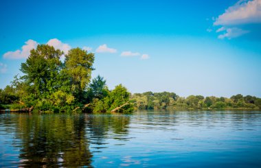 Yaz Dnieper Nehri üzerinde. Mavi gökyüzünde su yansıması
