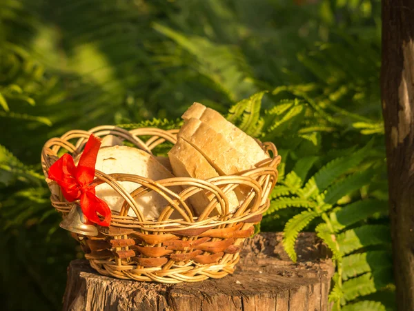 Elegant wicker basket and sliced bread — Stock Photo, Image
