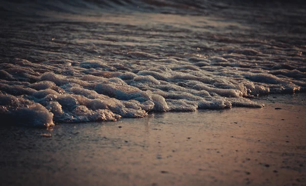 Surfen bei Sonnenuntergang — Stockfoto