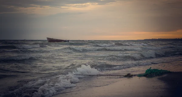 Barco pesquero y tormenta marina — Foto de Stock