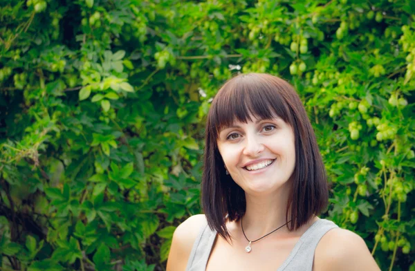 Riéndose feliz joven mujer — Foto de Stock