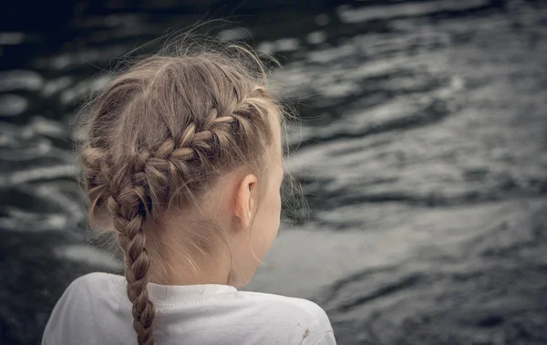 Pequena menina solitária no rio — Fotografia de Stock